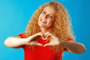 femme sourire main coeur