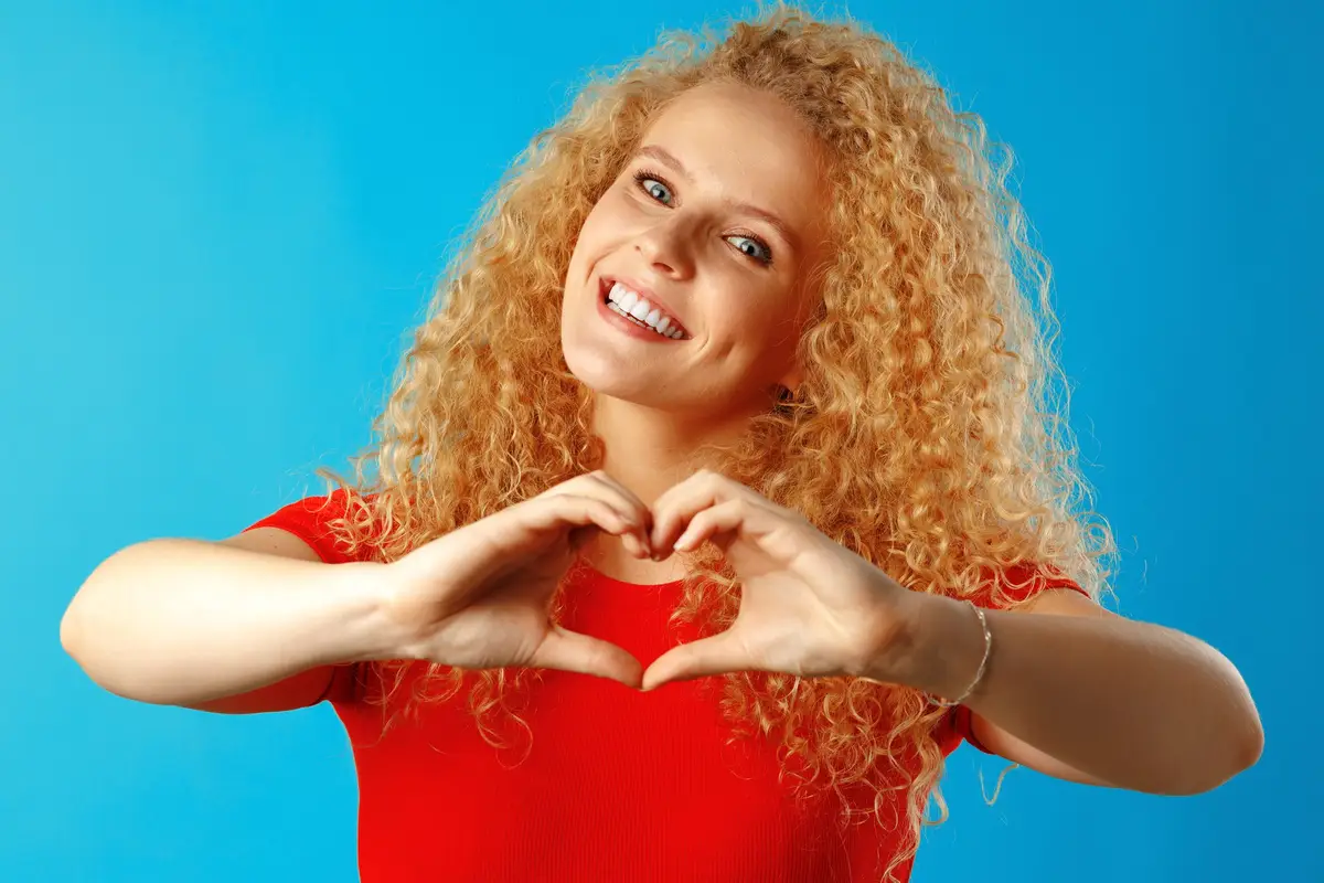 femme sourire main coeur