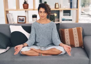 méditation femme assise