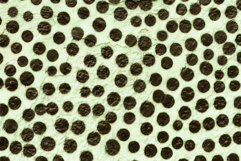 motif de trous peau main apaisée