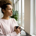 personne pensive fenêtre