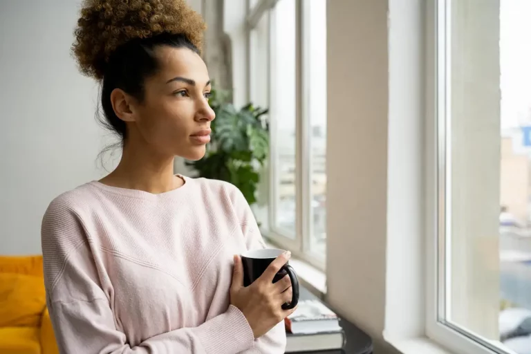 personne pensive fenêtre