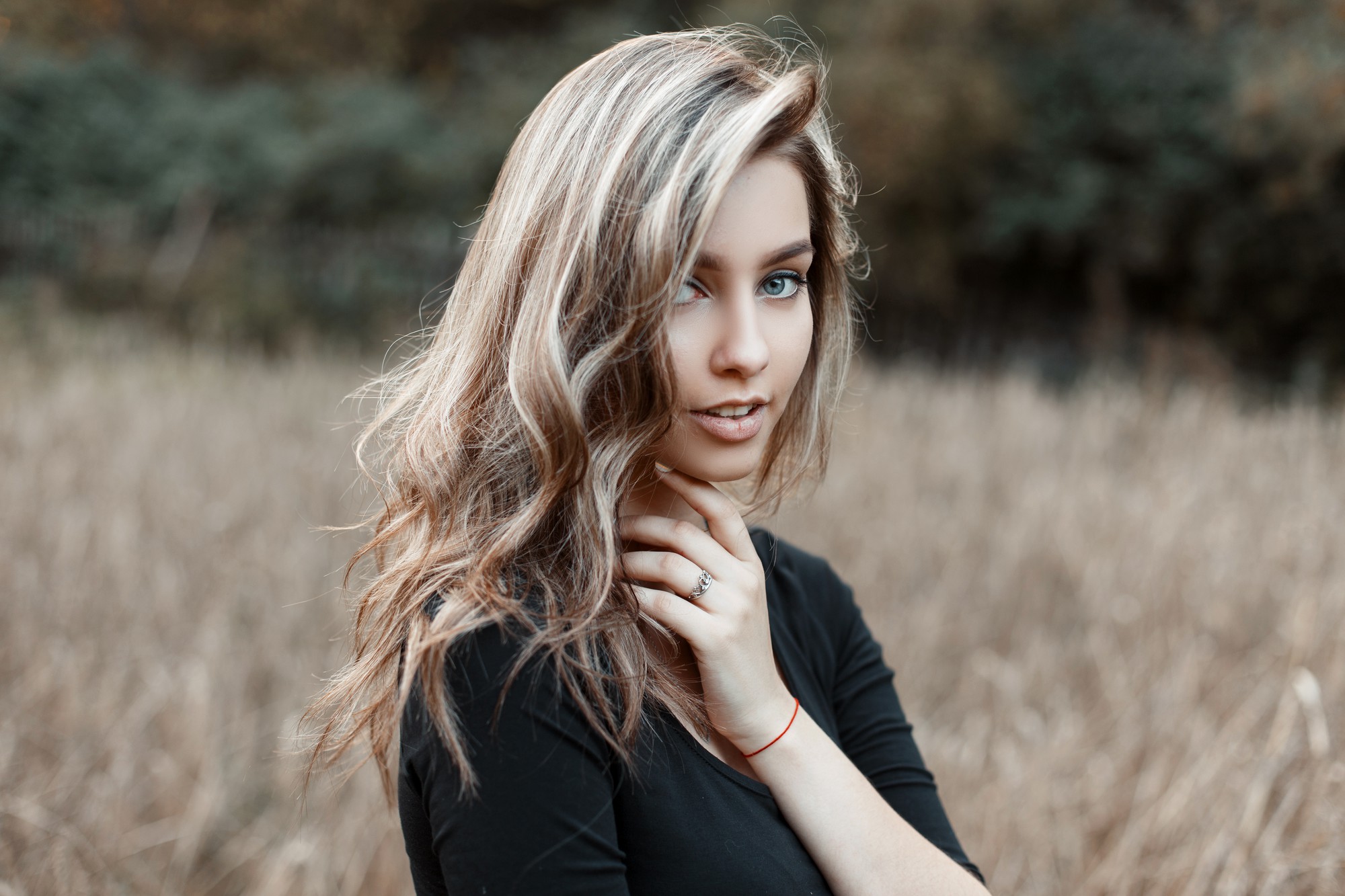 À quoi ressemble vraiment un blond cendré sur brune ?