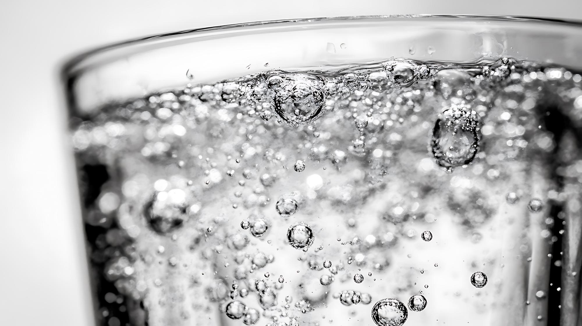 Comment l’eau gazeuse agit sur ta digestion ?