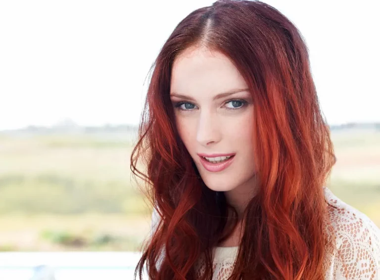 femme cheveux bruns reflet rouge