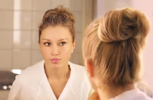femme cheveux courts miroir