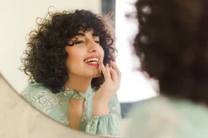 femme souriante miroir