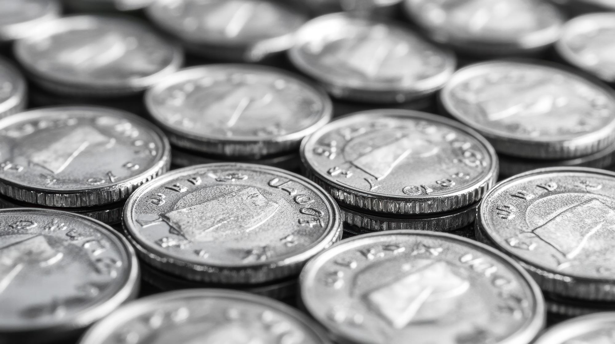 Que symbolise vraiment l’argent : métal et monnaie confondus ?