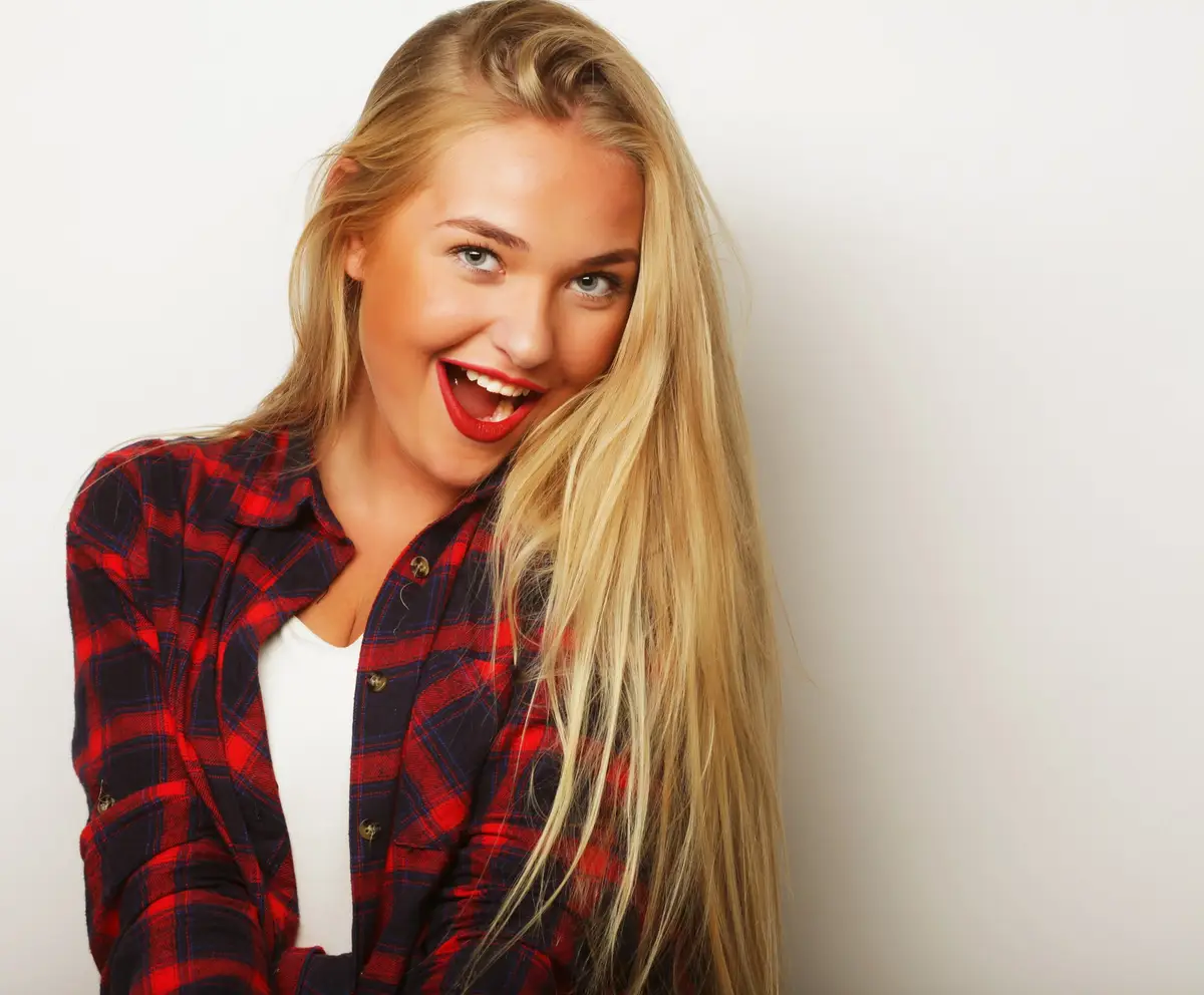 femme mèches blondes