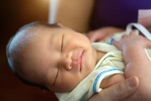 bebe premature couveuse