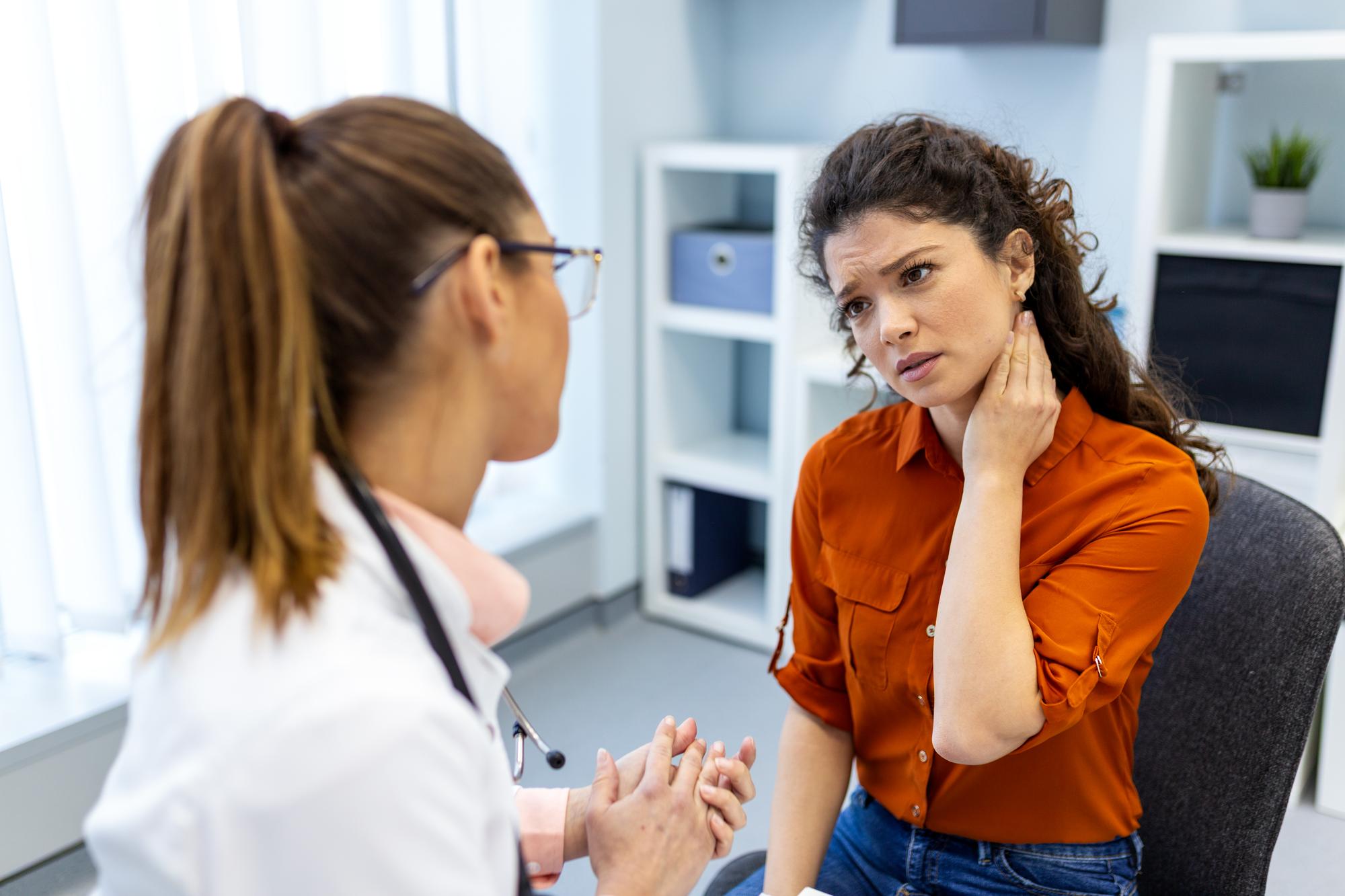 Quand faut-il consulter pour une douleur au plexus solaire ?