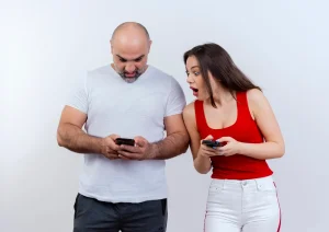 couple smartphone alerte