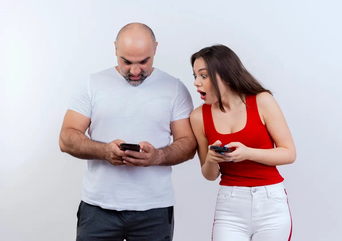 couple smartphone alerte