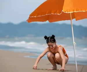 enfant plage parasol